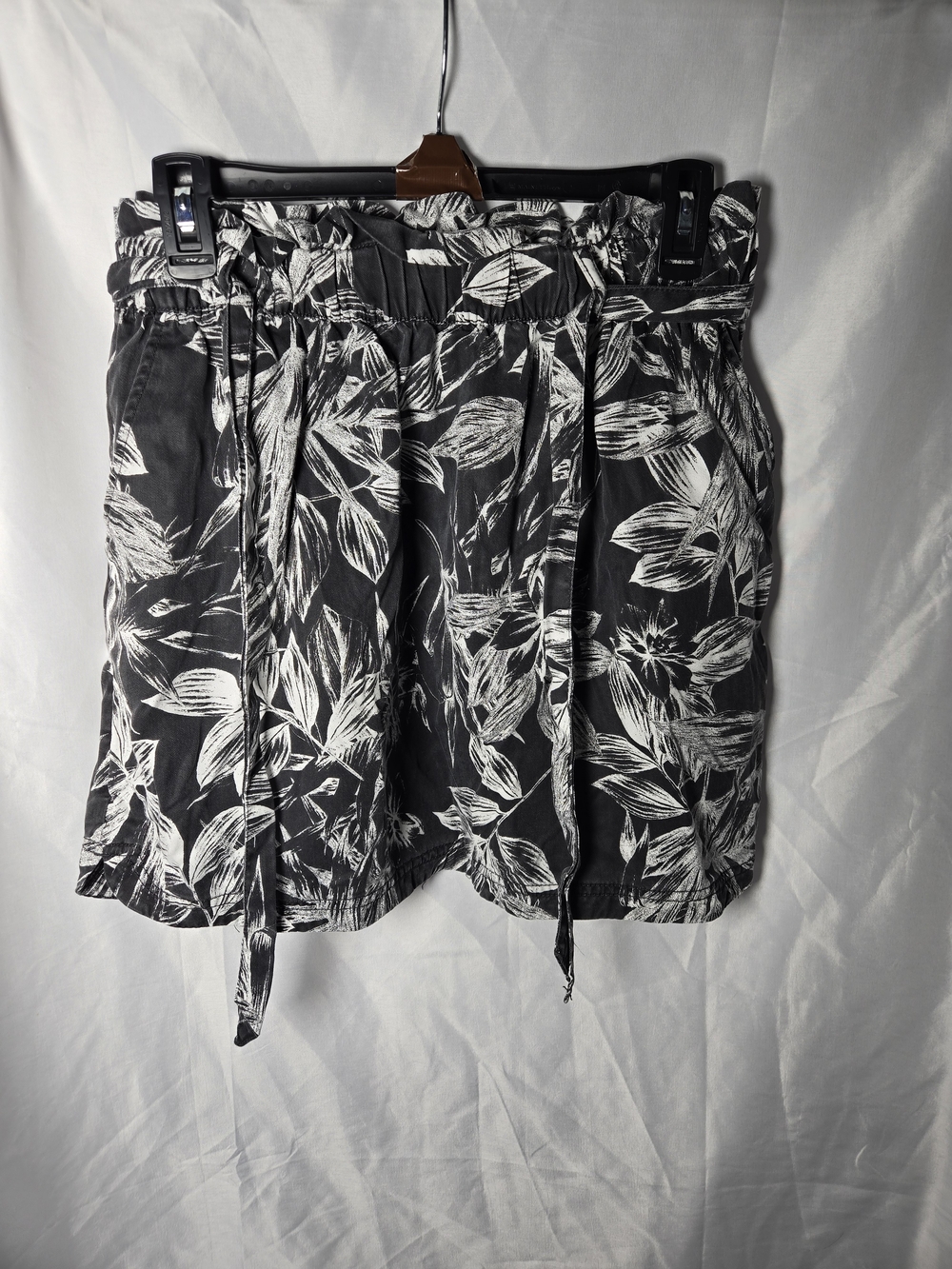 C&C California Black & White Floral Paperbag Waist Skirt